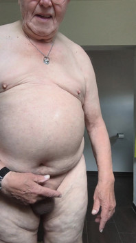 Dopo la doccia a secco, si rade e gioca