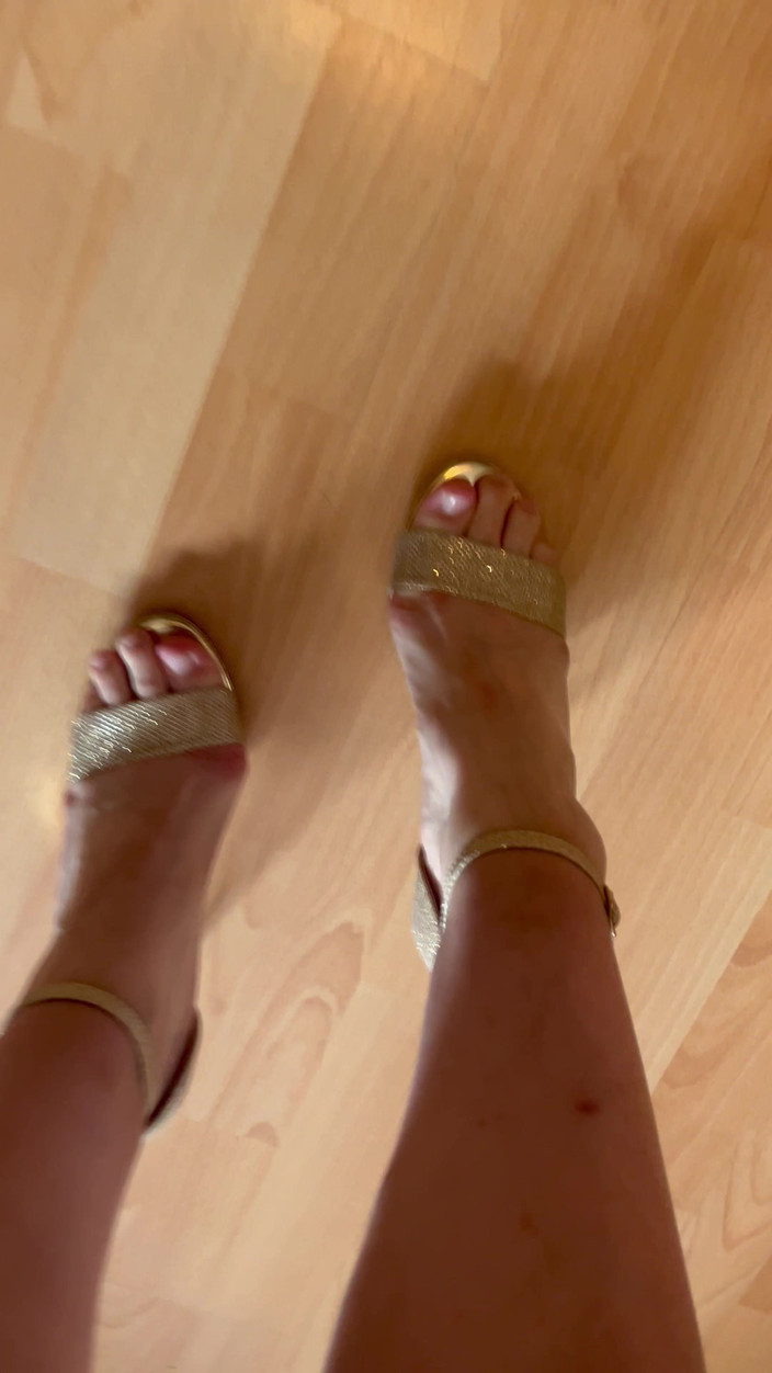 Feet: Pov: suara jalan kaki dengan sepatu hak tinggi beige