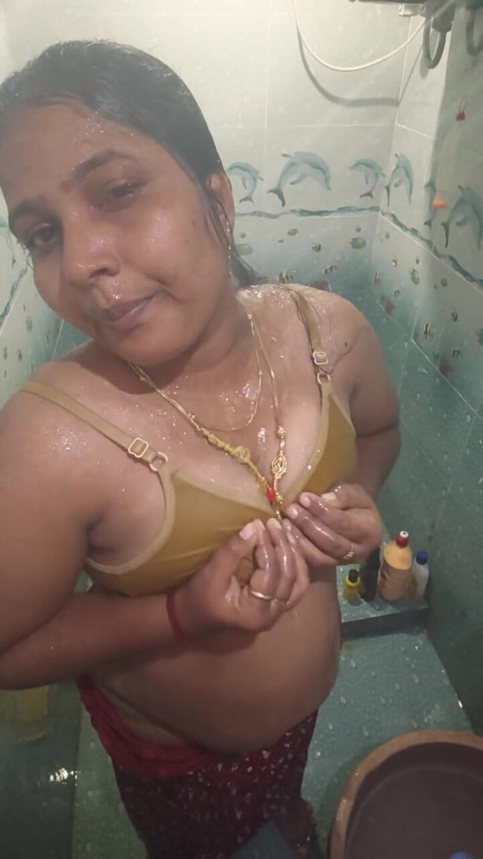 Susmitha2258: Desi kvinna duschar