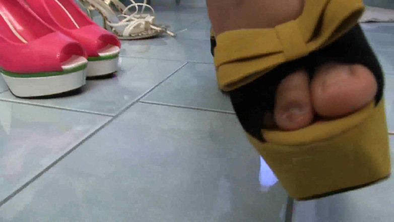 Foot Girls: Da sola gioca con la troia ebano in bagno