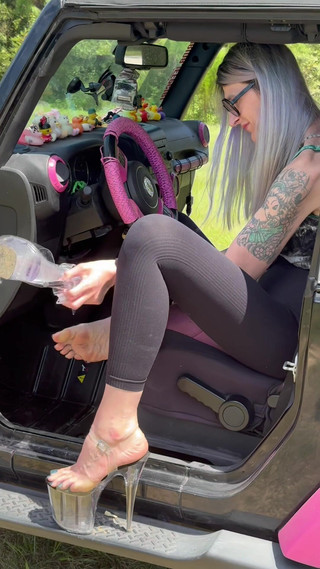 Peppermint Giantess: Cip topuklu ve yalınayak 16 feet büyüklüğünde pedal pompalama