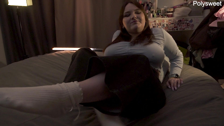 Polly Sweet: Instruções para se masturbar com roupas, adore os pés da...