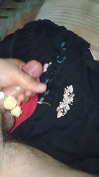 Mon mari éjacule sur mon brazzer et mes gifs