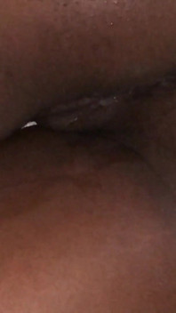 Ateşli gece seksi uyanan tombul götlü zenci genç kız sabah odunuyla arkadan uyandı ve sıkı ıslak amına ateşli döllemeyle bitiyor