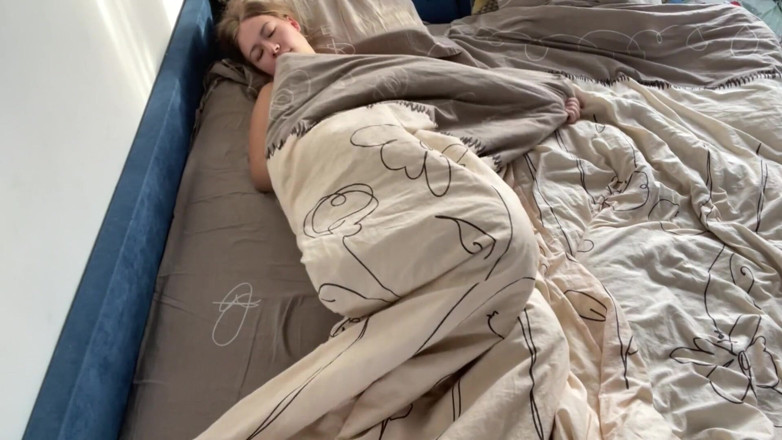Stacy_via: Eine junge Studentin wachte nach einer wilden Nacht auf und...