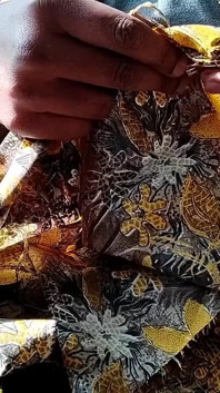 78 satin lagi asik ngocok kontol adik tirinya sampai dicrot di dalam