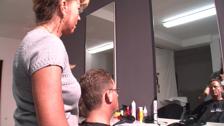 Retro German Muttis: Pendandan rambut miang terangsang semasa dipotong dan mengongkek pelanggannya dengan...