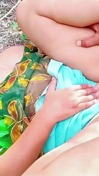 Hintli köylü kadın ormanda devar ile seks yapıyor, yengenin erkek arkadaşı tarafından sıkı amcık sikişi, xxx video