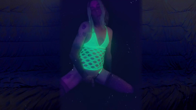 CarmenMelatonin: Sexy bedroom slut