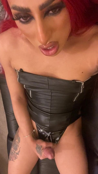 Lottie: Trans/shemale wanking and cumming with dirty talk