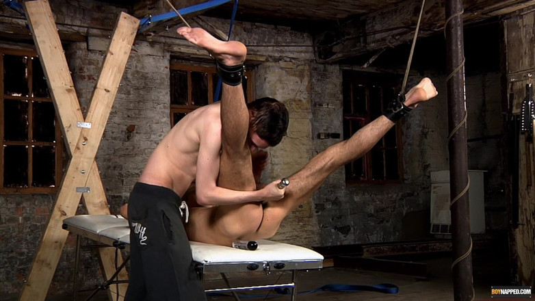 BoyNapped: Roped down i tyłek rozciągnięty