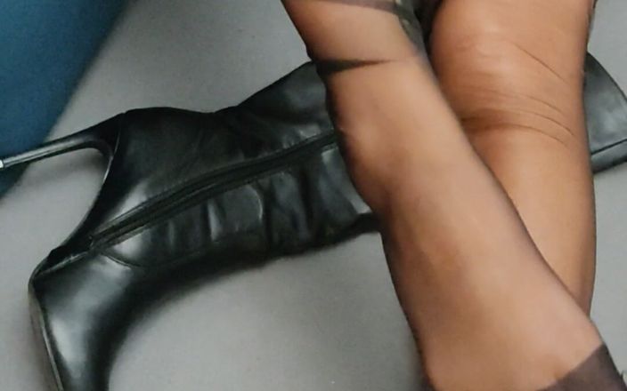 Coryna nylon: Siyah çoraplı ve siyah çizmeler