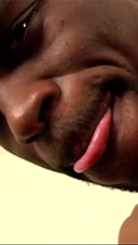 Black beauty oiled up - cewek sange kulit hitam dientot habis-habisan sampai basah kuyup