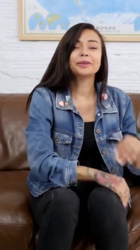 Frumusețea latino tatuată Michell a luat-o în gât