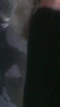 Blonde babe diep gevingerd tot schuddend orgasme gelukzaligheid