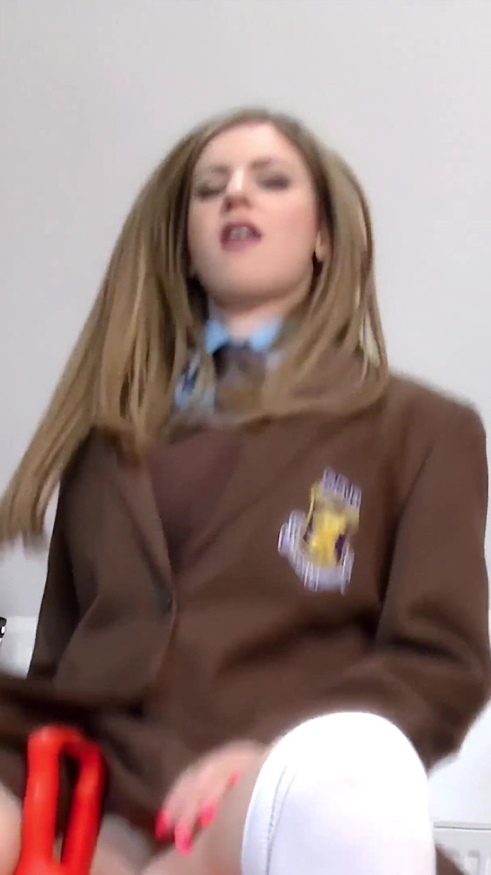 College Uniform: Space Hopper med Stella Cox