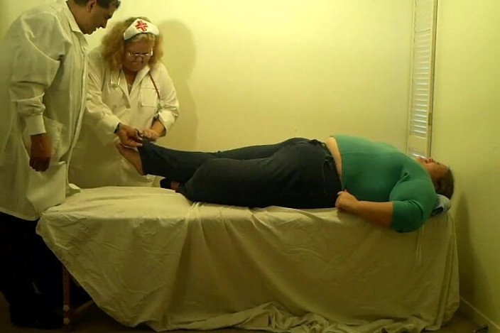 BBW nurse Vicki adventures with friends: Angie terjatuh di sini dia berada di ruang ujian dengan...
