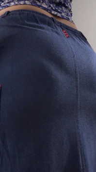 Setiausaha MILF dalam Jean Skirt mengusik garis seluar dalam yang kelihatan