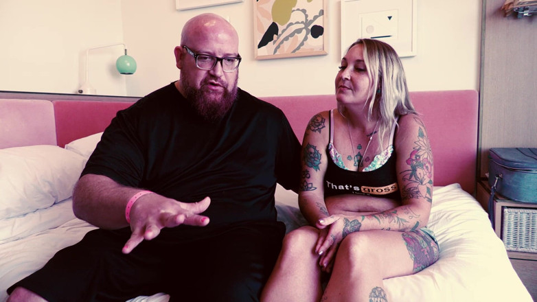 Shel Hardy: Video di consenso con un grande orso