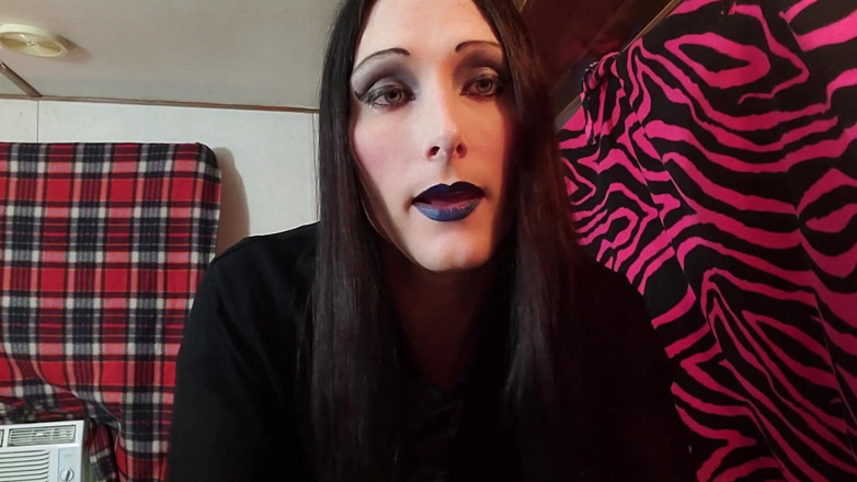 Ivyrose499: Sexy gothy trans sousedka vás zve a pak tě přiměje šukat