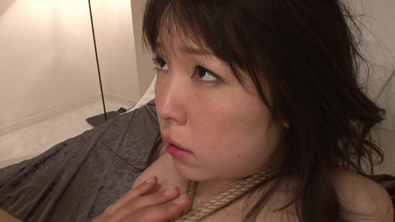 This Asian Needs Sex Toys: Slet vastgebonden op bed en mond gesnoerd