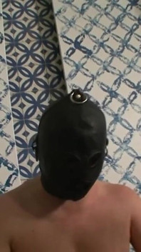De gemaskerde voetfetisj-man vernederd