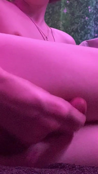 Roșcata Twink Ashen are un orgasm super fierbinte cu mâinile goale