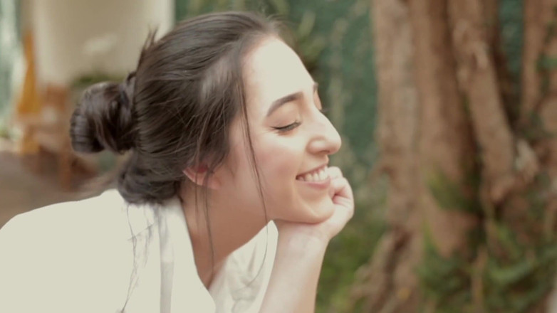 Quente club: Umělkyně šuká svůj živý model na dvorku