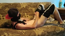 Sneakers buffalo dengan seragam bola basket lagi asik masturbasi sampai muncrat