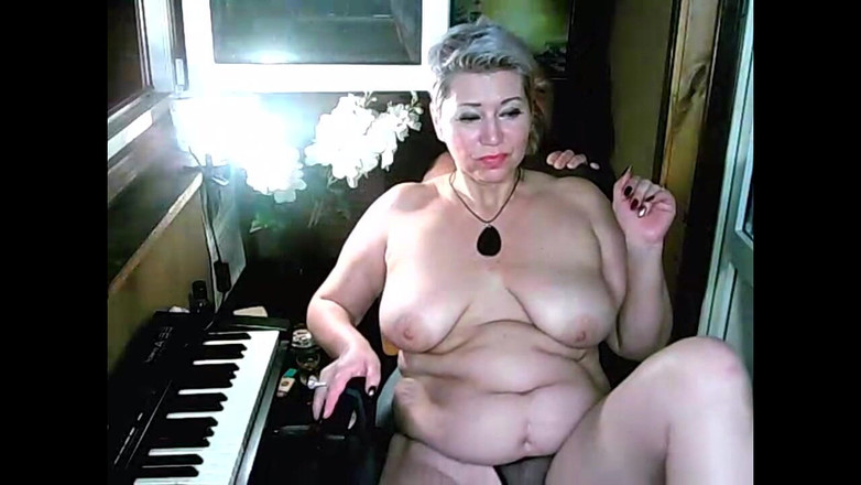 AimeeParadise: Il balcone come piattaforma per l'esposizione della fica bagnata matura...