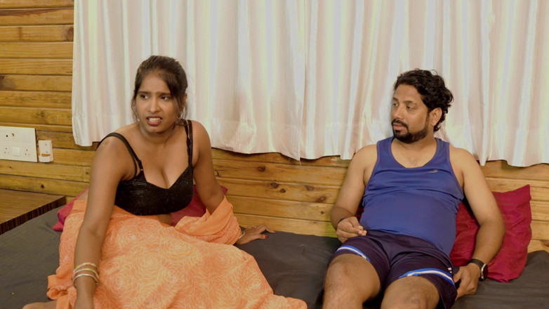 SAWITA BHABHI: India caliente Tejaswini despertó a su marido y le chupó...