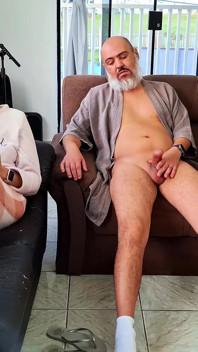Üvey babam mastürbasyon yapıyordu, ben de ona yardım ettim ve hepsini yuttum.