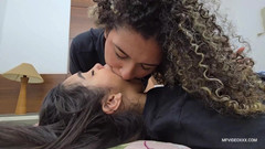 MF Lesbian: Challenge Kisses: hluboký polibek