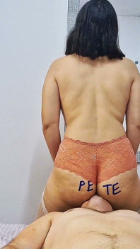 Sentado no seu rosto um pouco mais forte