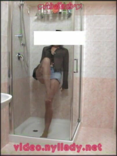 Nyllady: Pod prysznicem z rajstopami