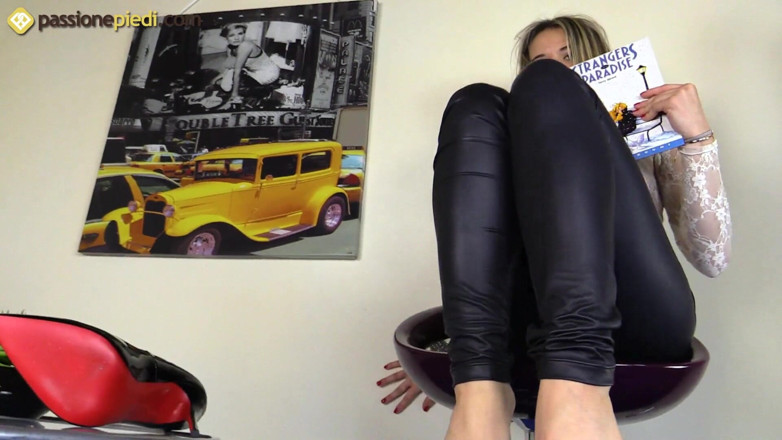 Foot Fetish HD: Mary, vacker tonåring tycker om att reta med sina sexiga...