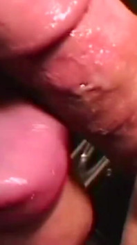 Blonde milf houdt van pijpen op kantoor