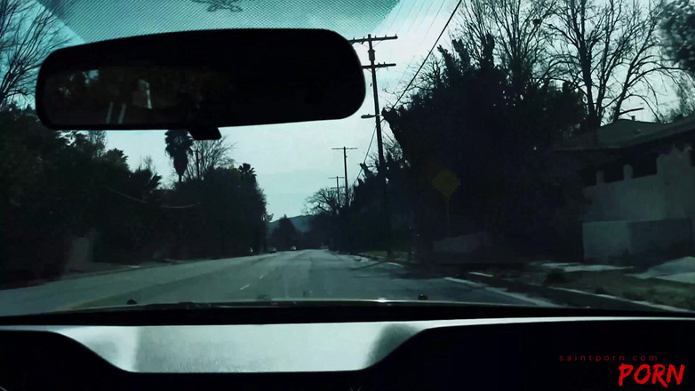 SaintPorn: Helly ateşli bir otostopçuya biniyor, sonra onu emiyor, yarağına biniyor...