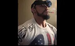 "Fumer du jock ! Sup les gars ? Quel genre de vêtements aimes-tu voir des mecs fumer ou à poil ?"