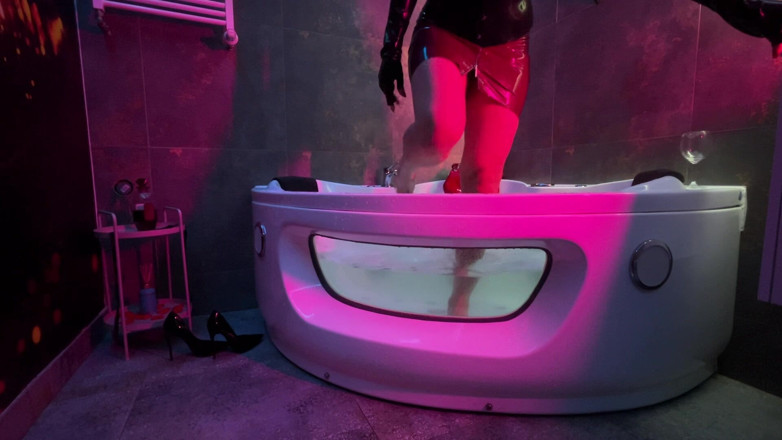 Dominatrix Miss Patricia Stark: A Senhora Tomando Banho de Látex e Botas