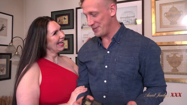 Aunt Judy's XXX: AuntJudysXXX - Busty Mature MILF Josephine James Seduces Her Hunky Photographer