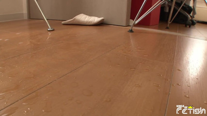 Pure Japanese adult video ( JAV): Gagică japoneză se joacă cu pizda ei păroasă pe scaun și...