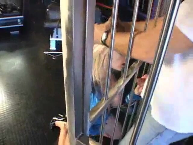 Vicky Vette: Vicky Vette.. Un poliziotto corrotto con sborra !!