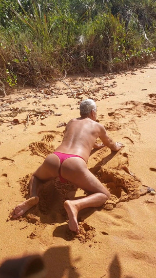 Ladysilvas: Ladysilva sulla spiaggia molto sexy in mutandine rosse