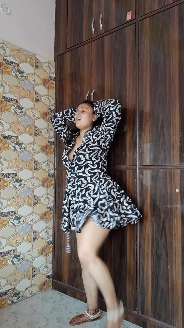 Puja555: Пуджа Бхабхі танцює