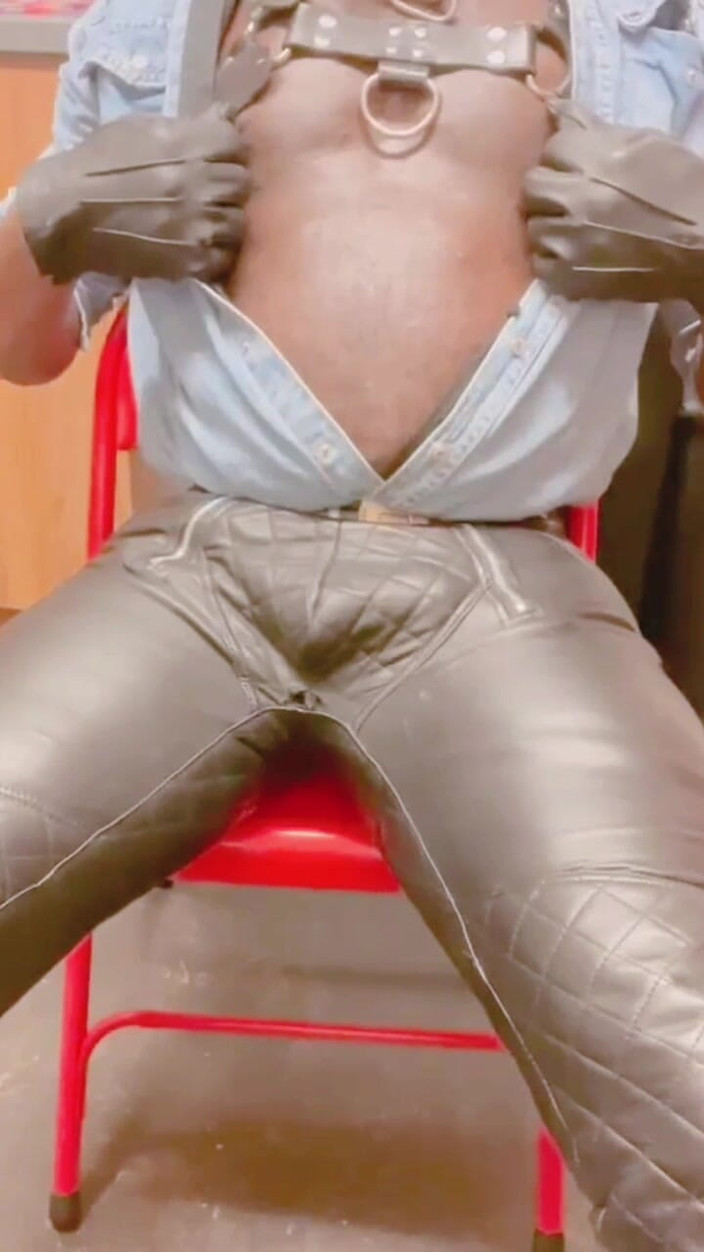 Black mature kinky muscle: Leren gespierde stiefvader solo tietenspel