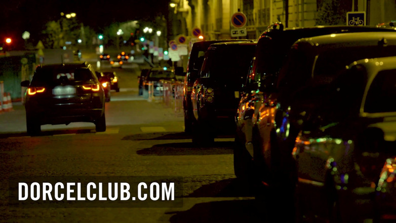 Dorcel Club: Clea Gaultier играет с 2 мужиками в ванной ночного клуба