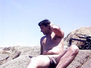Boy top Amador: Masturbarsi in spiaggia