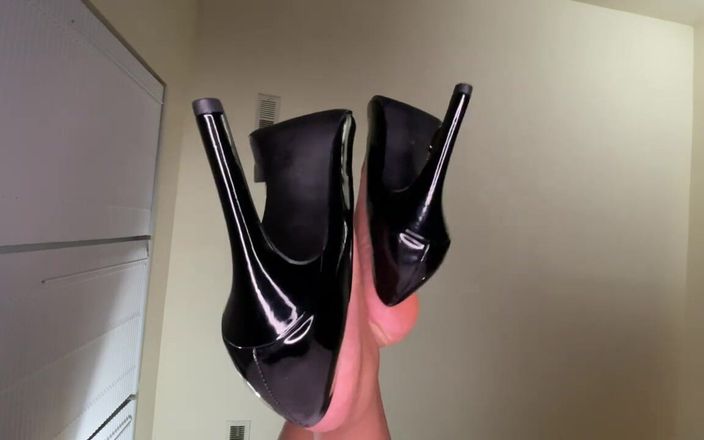 Pink Foxx: Cô gái da đen đút đôi giày cao gót màu đen của mình ở rìa...
