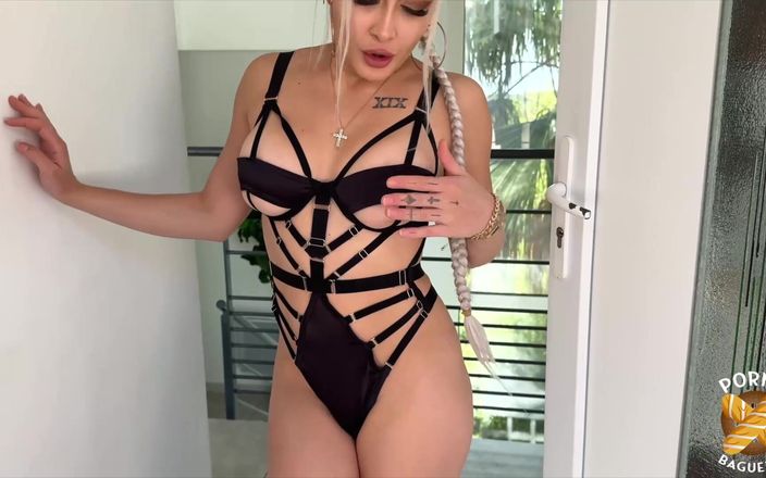 Porno Baguette: ジョイ、ゴージャスなブロンド、彼女とセックスするために2本のチンポを望んでいる